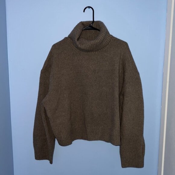 H&M Sweaters - NWT! H&M Turtleneck Sweater